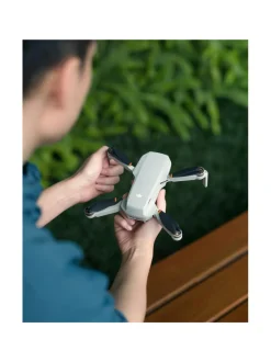 DJI Mini 4K Fly More Combo -drone varustepaketilla