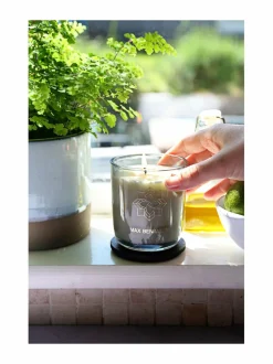 Lemongrass and Ginger -luksuskynttilä kannella 210 g