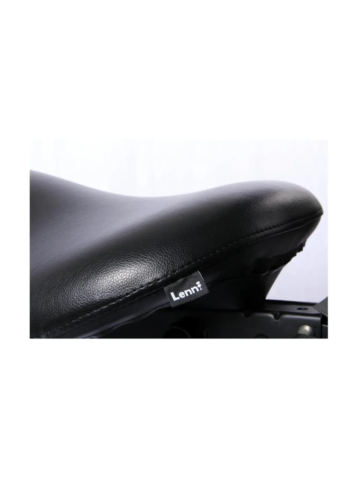 Lenni satulatuoli selkänojalla