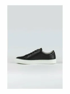 Moore-nahkasneakerit