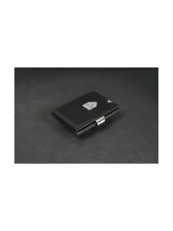 Nahkalompakko, Black