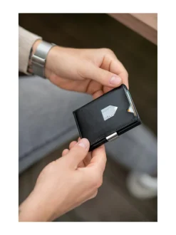 Nahkalompakko, Black