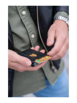 Nahkalompakko, Black Chess