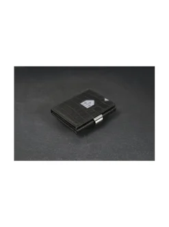 Nahkalompakko, Caiman Black