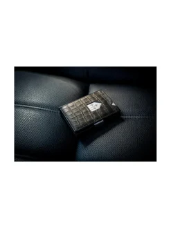 Nahkalompakko, Caiman Black