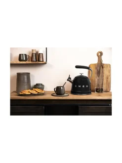 Smeg viheltävä vesipannu WKF01BL, musta