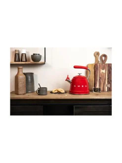 Smeg viheltävä vesipannu WKF01RD, punainen