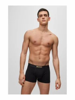 T-paita ja bokserialushousut